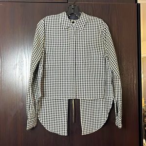 New without tags. KENDALL + KYLIE Botton shirt with opening on the back. Med.